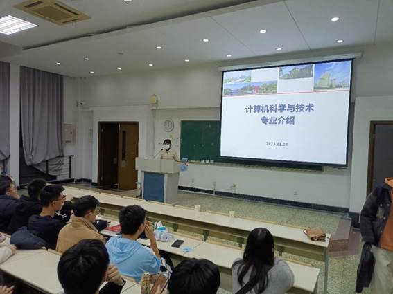 大厅里一群人在房间里  描述已自动生成